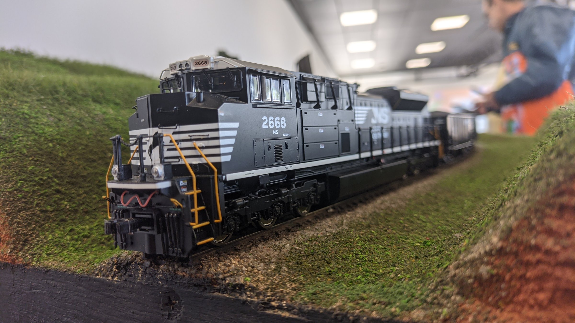 Locomotiva NS 2668 em diorama ferroviário LVL Artes, vegetação em primeiro plano