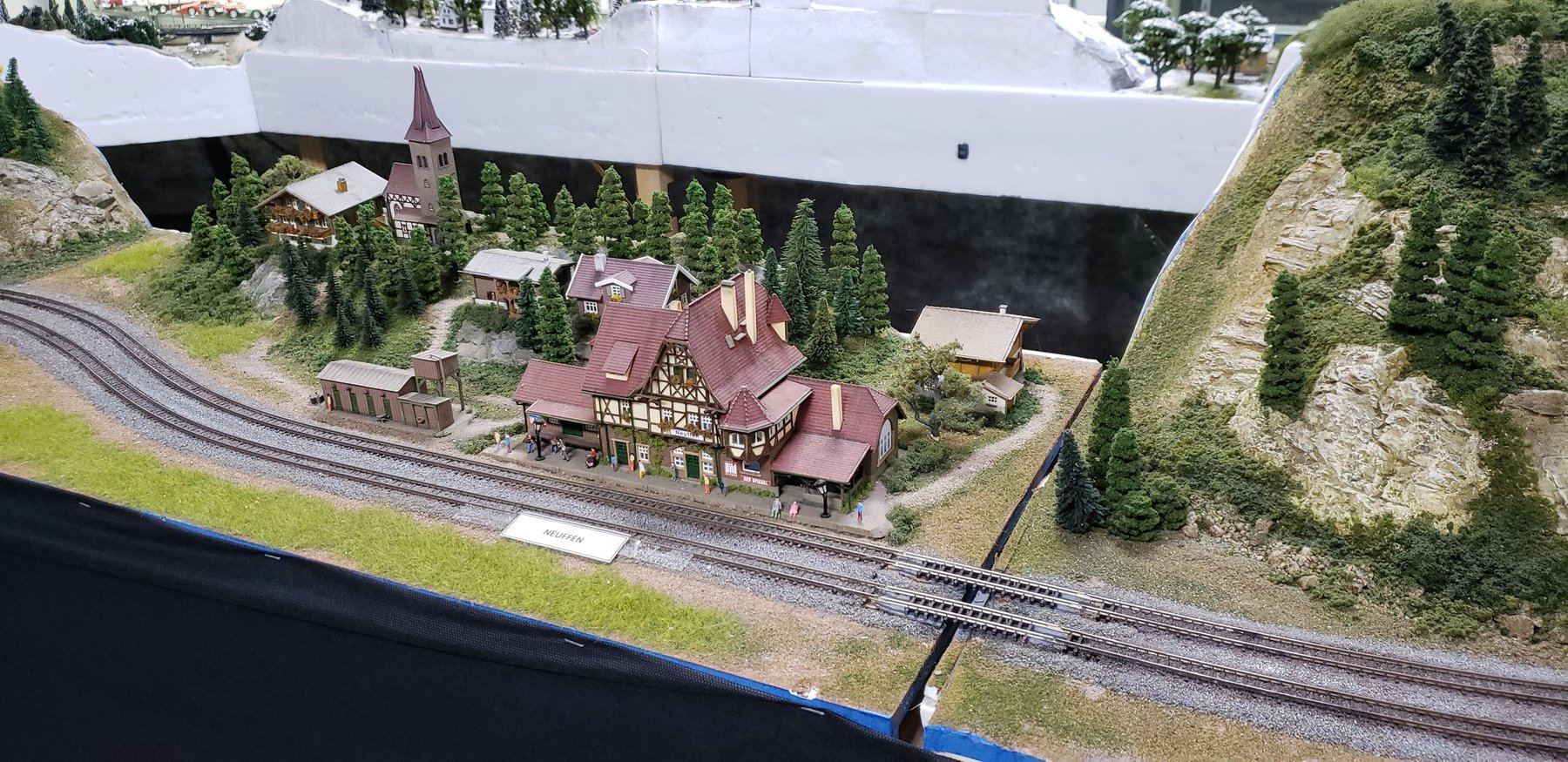Estação alpina em diorama do Projeto Nevado, LVL Artes