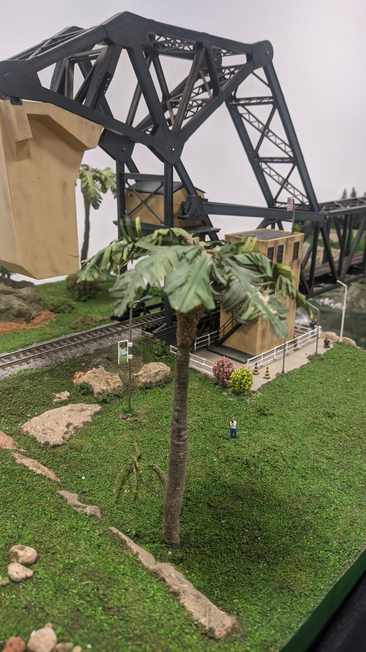 Ponte elevadiça e vegetação em diorama LVL Artes, luz natural